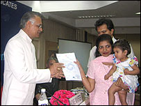 शिवराज पाटिल अभियान शुरु करते हुए