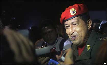 Hugo Chávez habla con un grupo de periodistas