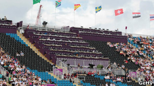 全场爆满，只是中间最佳位置的一个方阵除外。几十排座位上只坐了两三个人