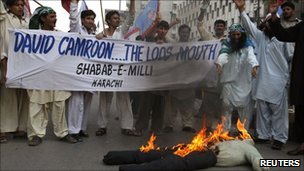 Protestors burn an effigy of UK PM David Cameron in Karachi on 31 July 2010