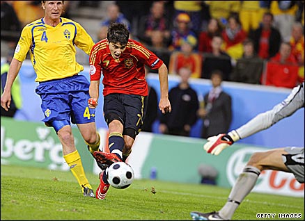 David Villa scores the winner for Spain