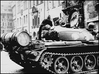 Sovětské tanky na Staroměstském náměstí