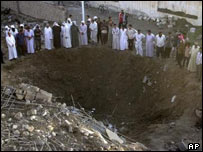 فلوجہ میں فضائی حملے سے پڑنے والا گڑھا