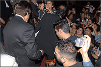 Amitabh Bachchan mobbed by Bollywood fans at the special Cheeni Kum screening