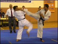 در حال اجرای تمرين کاراته