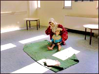 Iraquiana espera em hospital infantil de Bagdá atendimento para a filha subnutrida