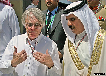El rey Hamad bin Isa al-Khalifa conversa con Bernie Ecclestone en Manama en 2005