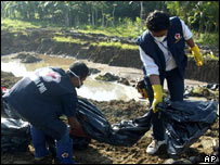 Dobrovolníci pohřbívají mrtvé v Banda Aceh