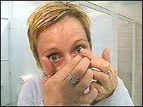 mulher pondo lentes de contato