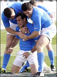 Gonzalo Canale yn dathlu ei gais gynnar