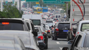 湖北武汉某高速公路收费站后车龙延绵不断（新华社图片30/9/2012）