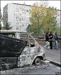 Ohořelý automobil v Clichy-sous-Bois