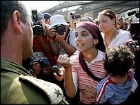 ग़ज़ा से हटने का विरोध करते लोग