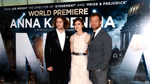 凱拉·奈特莉（中）和兩名男主角扮演者在首映式上