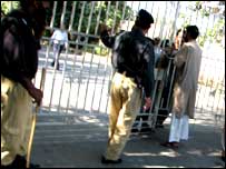 سندھ ہائی کورٹ کے باہر