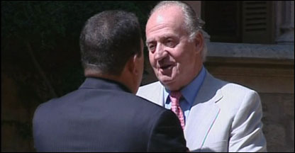 Rei da Espanha, Juan Carlos, cumprimenta Hugo Chávez