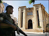 Soldado libanês em frente ao Parlamento, em Beirute.