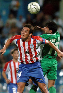 O zagueiro paraguaio Gamarra divide com o iraquiano Mulla Mohammed Haw