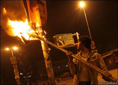 Disa përkrahës të zonjës Bhutto të Partisë Popullore u vunë zjarrin posterave që promovonin partinë aleat të presidentit Musharaf, PML-Q.
