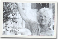 Jean Morgan Roberts y tu allan i;w siop gelf yng Nghonwy