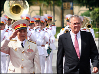 Hai người đứng đầu Bộ Quốc phòng Mỹ và Việt Nam