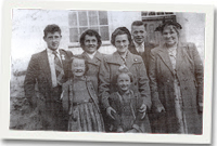 Dai Davies Lletyshon, Mag Davies a Daniel Davies Cefnwig, Delyth Davies Lletyshon, Eluned Jones Blaenwaun, Hannah Lewis Brynpithyll, Eleri Davies Lletyshon. Tu allan i Gapel Bach, Tan y Bryn.