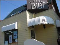 Mỗi ngày cửa tiệm nhận làm đẹp cho 10-15 con