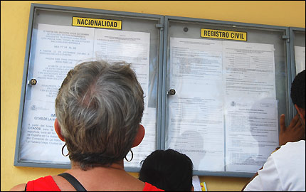 Cubanos en el Consulado de España (Foto: Raquel Pérez)