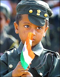 भारतीय झंडे के साथ एक बच्चा