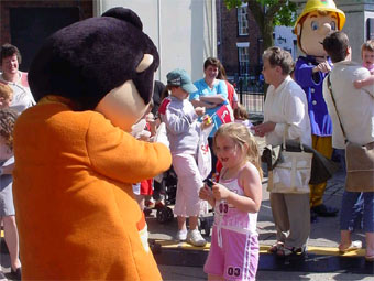 Cafodd y plant gwrdd â Sali Mali ar y maes