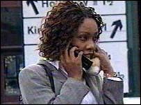 Andar e falar ao celular ao mesmo tempo pode fazer mal à coluna