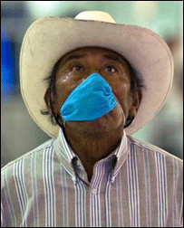 Юзига ниқоб таққан мексикалик киши