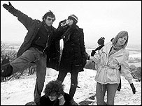 The Cravattes play in the snow