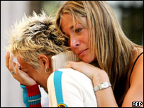 Ženy pláčou nad smrtí svého přítele v londýnských útocích