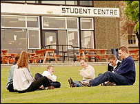 在学生中心外的大学生