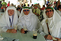 Twm Morys, Mei Mac a Robin Llywelyn yn cael peint ar y Maes yn 2004