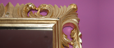 Drych aur ar wal borffor