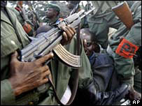 Homem é preso por policiais na República Democrática do Congo