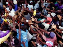 Haitianos disputam alimentos em Gonaives