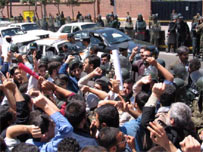 تظاهر کنندگان بارها سعی کردند خود را به دروازه و ديوارهای سفارت بريتانيا در تهران برسانند