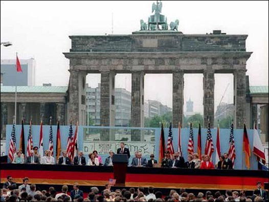 Presidente de EE.UU. Ronald Reagan da un discurso frente a la puerta de Brandenburgo, Berlín