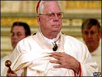 O cardeal Bernard Law que renunciou no final de 2002