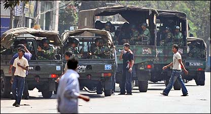 बांग्लादेश राइफ़ल्स के मुख्यालय के बाहर सैनिक