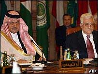 O ministro do Exterior da Arábia Saudita, Saud Al-Faisal, e o presidente da Autoridade Nacional Palestina, Mahmoud Abbas