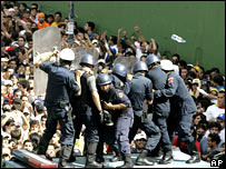 Confronto entre estudantes e policiais em Caracas