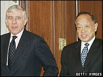Ministři zahraničí Británie a Číny Jack Straw a Li Čao-sing
