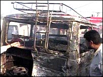 دھماکے کی جگہ تباہ شدہ گاڑیوں کا ملبہ پڑا ہے 