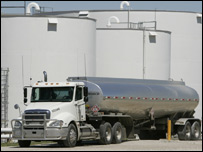 Caminhão-tanque deixa usina de etanol de milho no EUA