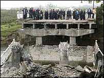 Rebeldes observam ponte explodida em Ajária