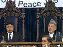  Ông Musharraf và Hamid Karzai tại cuộc họp tộc trưởng
